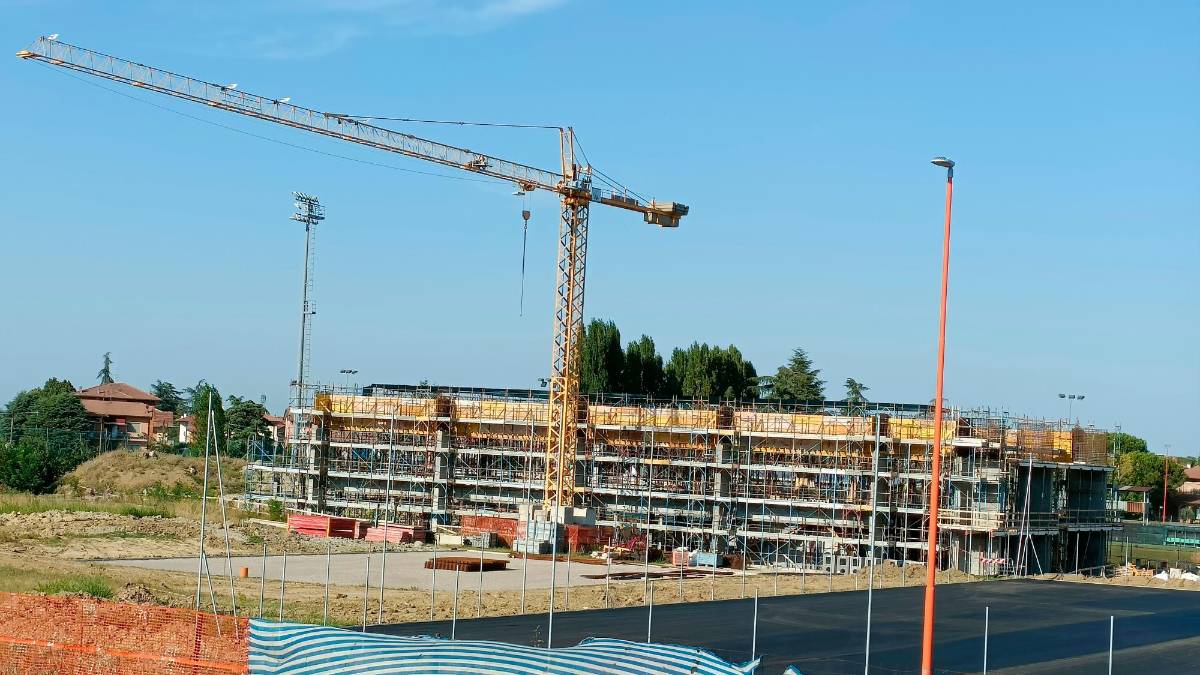 Il cantiere del centro sportivo a Villachiaviche