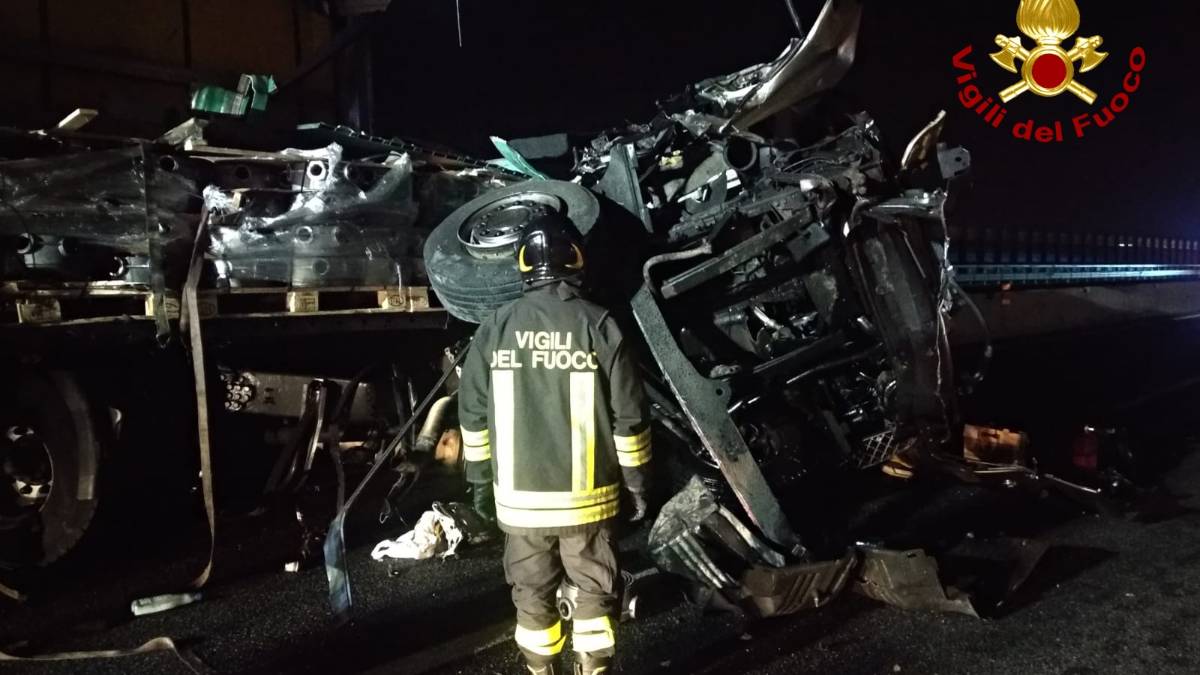 Rimini. Scontro tra camion in A14, diverse auto distrutte