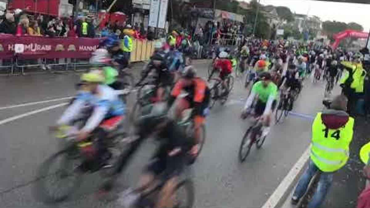 Ciclismo, la partenza della Nove Colli - VIDEO