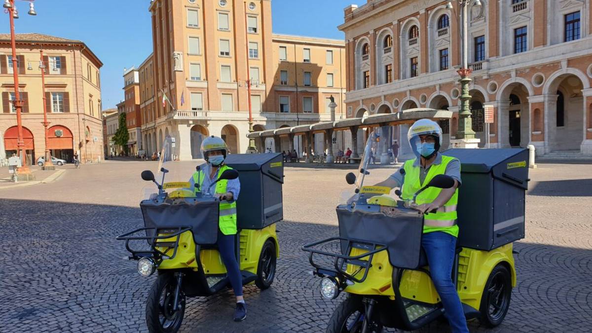 Forlì, nuovi mezzi ecologico per i postini