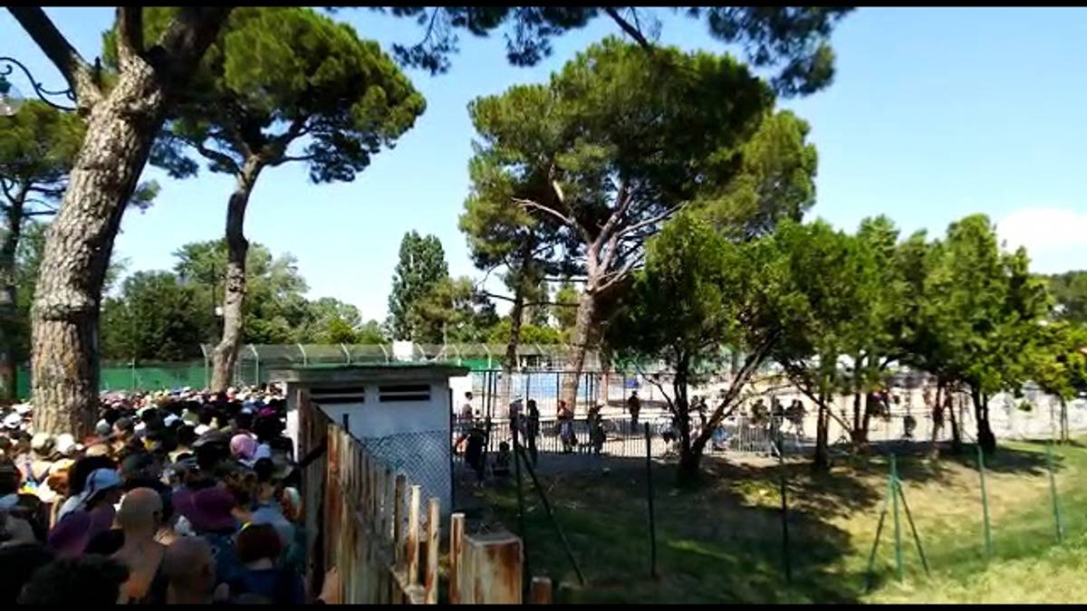 Imola, l'apertura dei cancelli per il concerto di Cremonini VIDEO