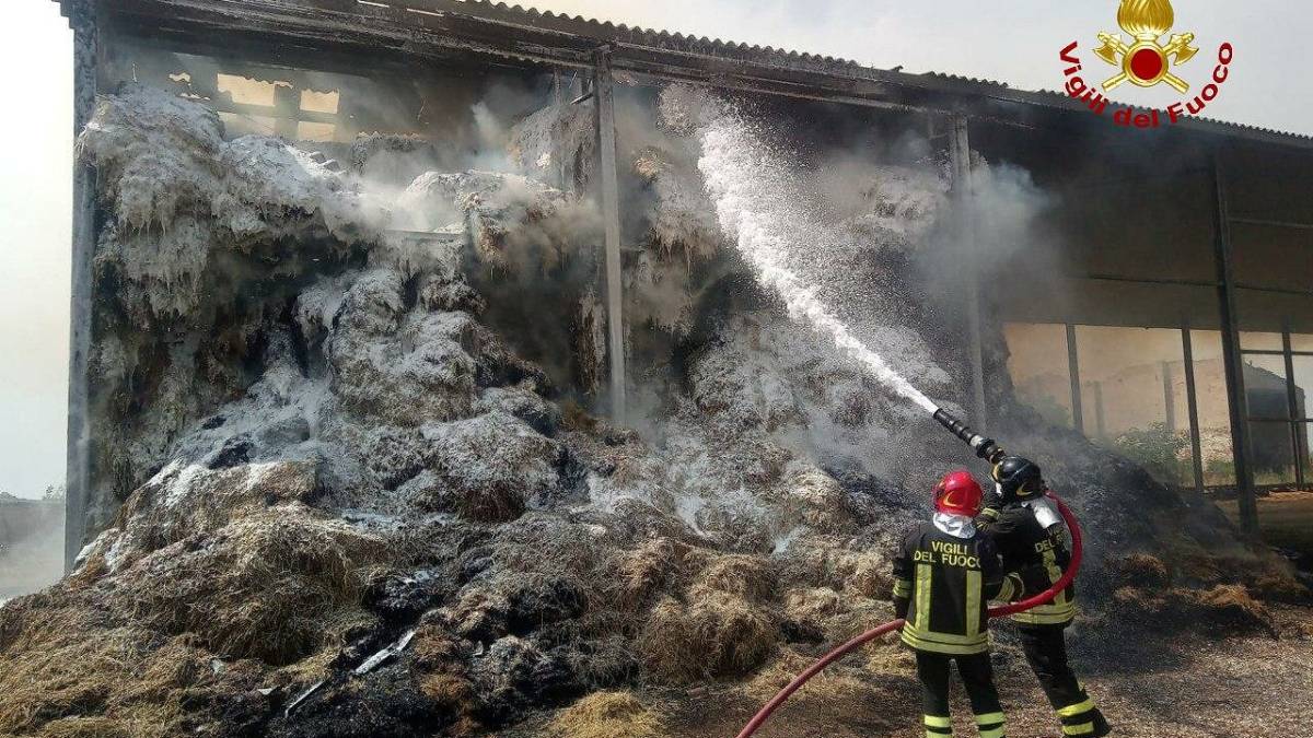 Medicina, fienile e balle di paglia in fiamme