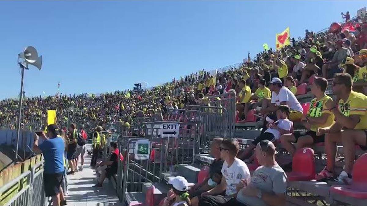 L'omaggio dei tifosi a Valentino Rossi / VIDEO
