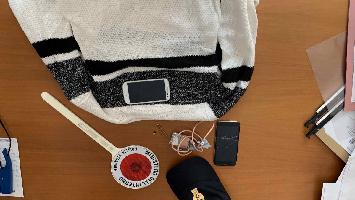 Telecamera e auricolari nascosti per superare l'esame per la patente