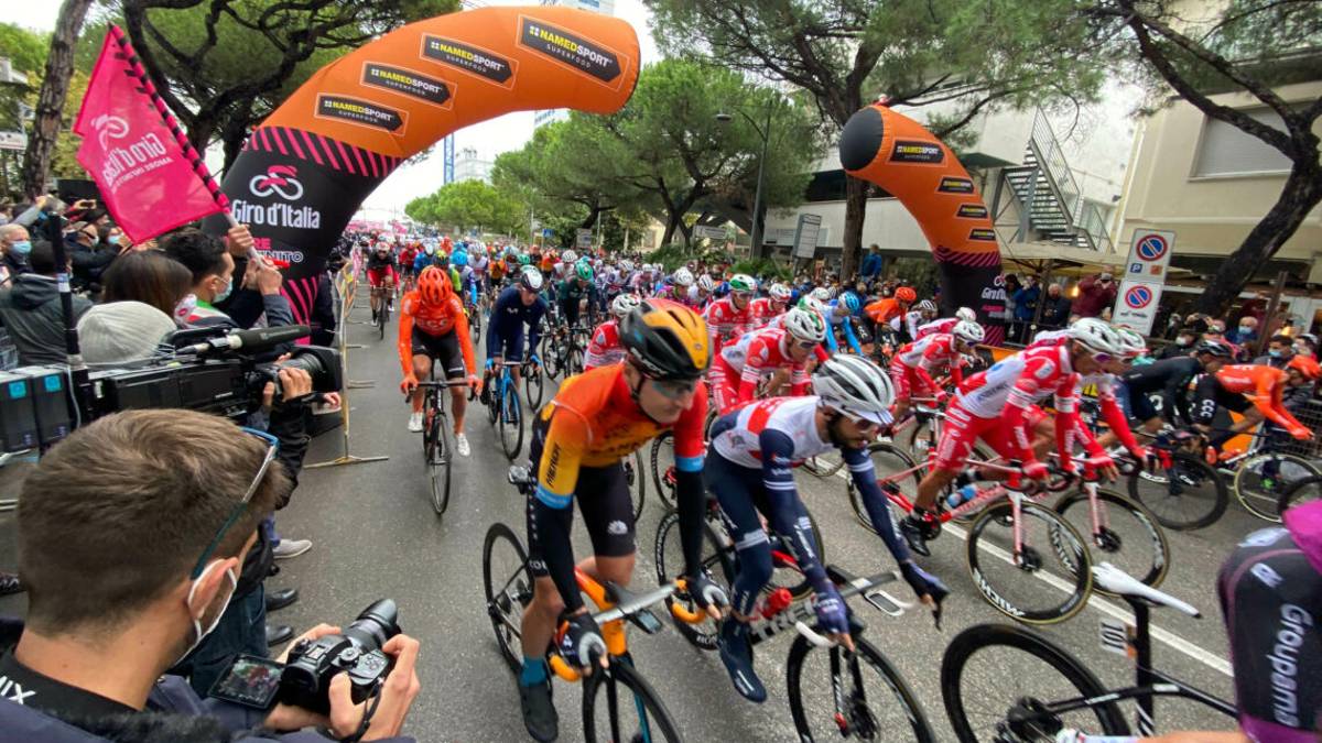 Ciclismo, positivi 15 poliziotti della scorta del Giro E