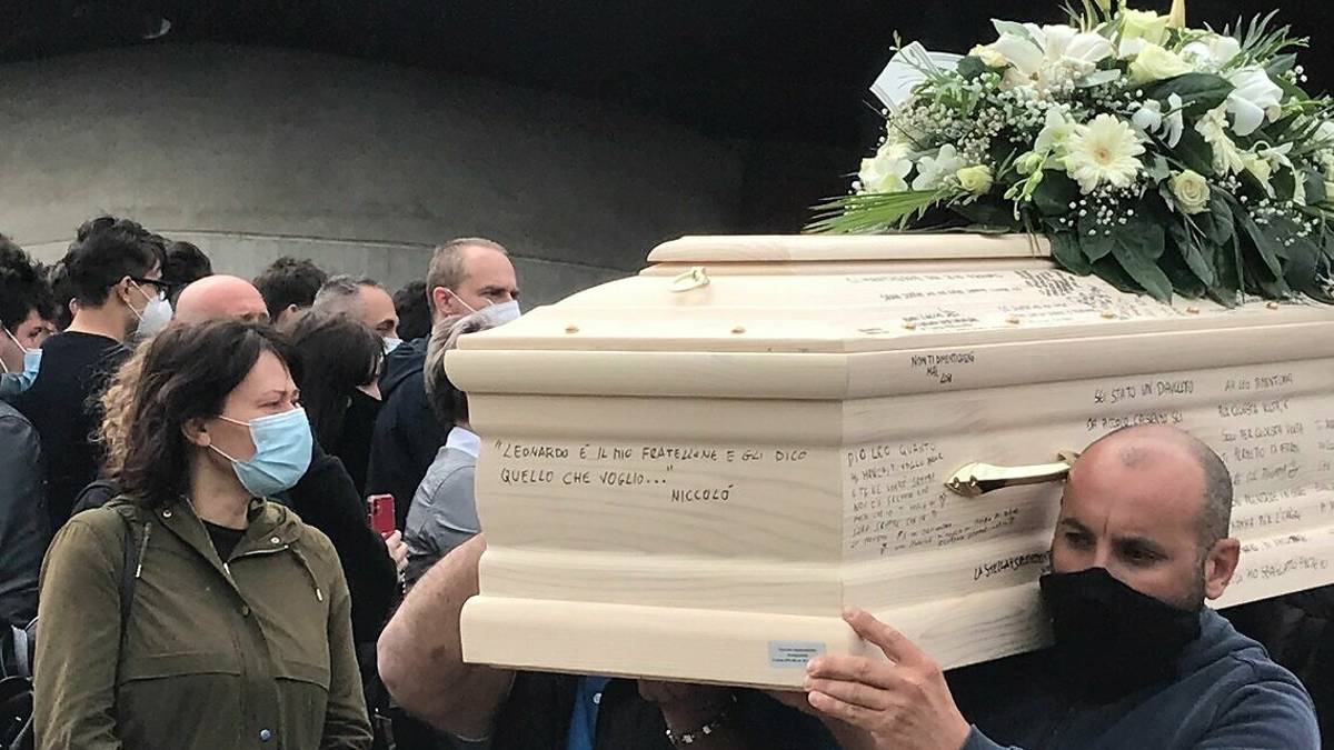 Forlì, l'ultimo saluto al 17enne Leonardo tra lacrime e commozione