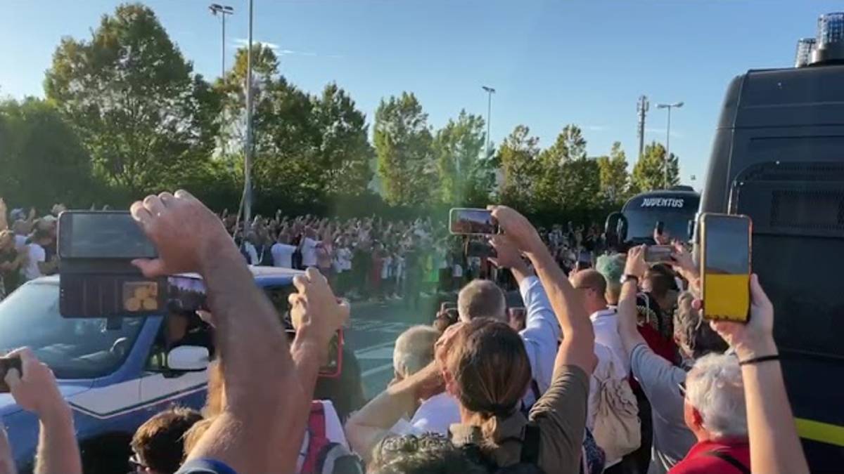 Calcio, l'arrivo dei pullman di Atalanta e Juventus allo stadio di Cesena VIDEO