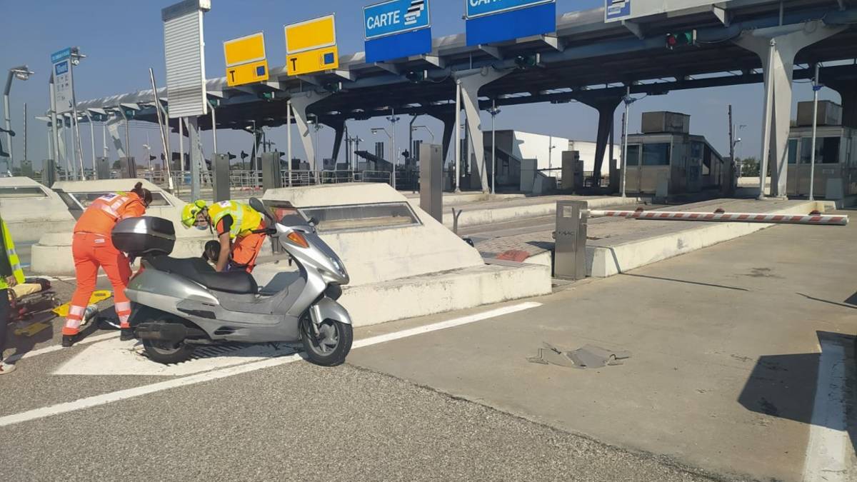 Cotignola, esce al casello A14 e centra la cuspide del pedaggio con lo scooter