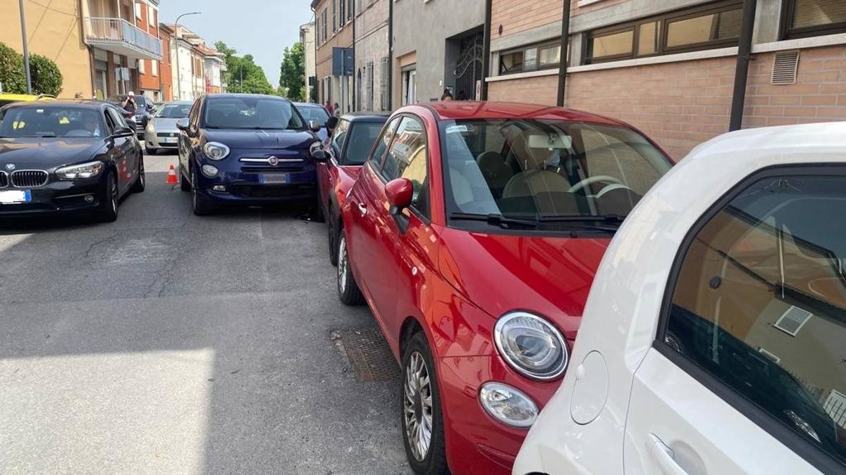 Ravenna, incidente: sbanda a sinistra e innesca un tamponamento a catena tra auto parcheggiate