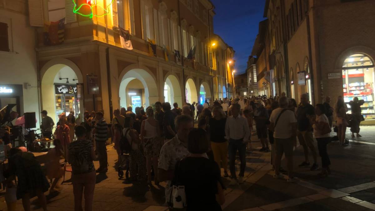 Venerdì sera in centro a Cesena tra vino, motori e negozi aperti