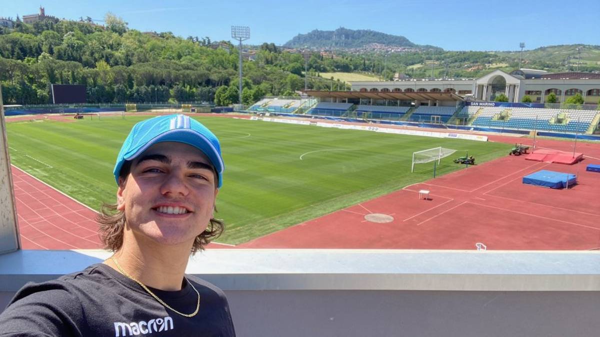 Sciarpe di calcio in cambio di sciroppo d'acero: il canadese Daniel arriva a San Marino