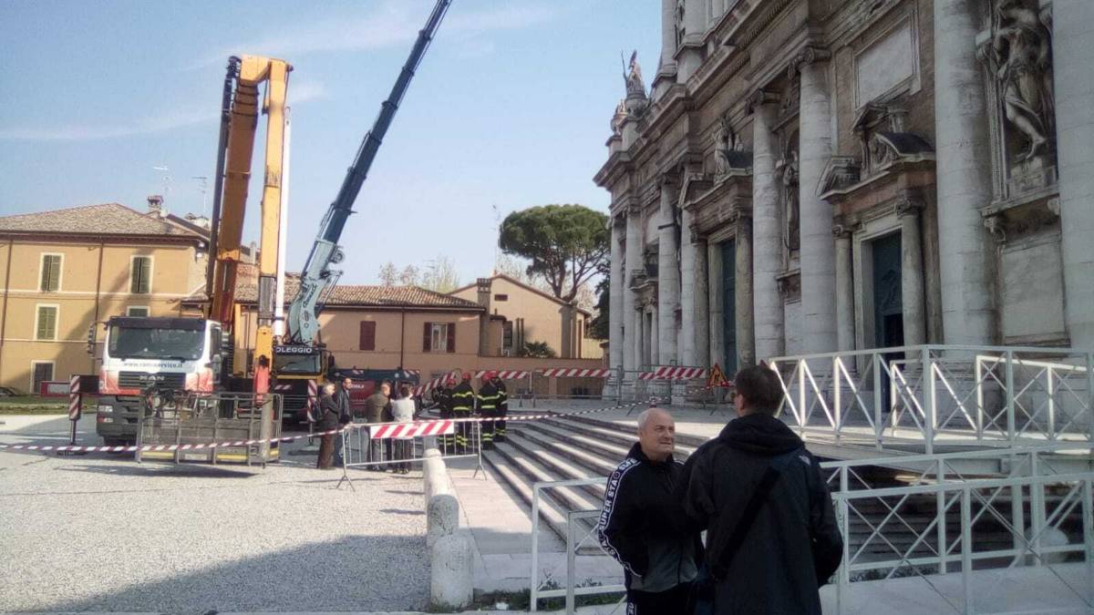 Ravenna, i vigili del fuoco tornano a mettere in sicurezza le guglie di Santa Maria in Porto