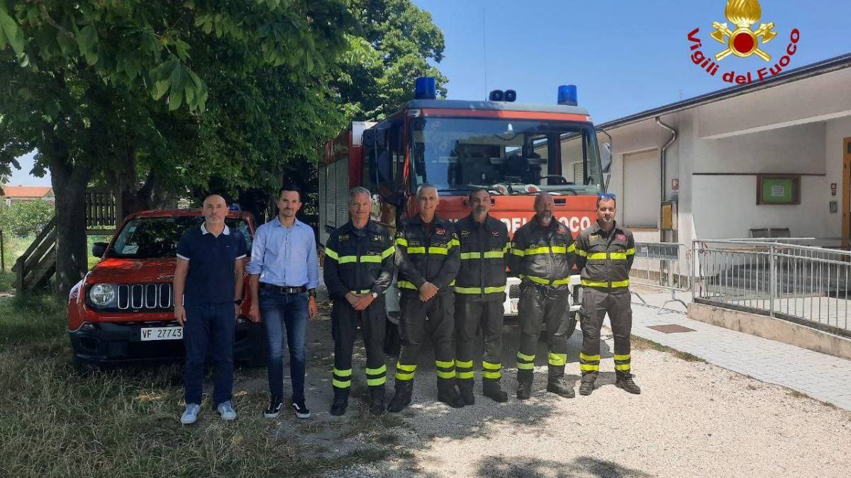 Vigili del fuoco, presidio distrutto dall'incendio: il sindaco di Cesenatico ha visitato la sede provvisoria dei volontari