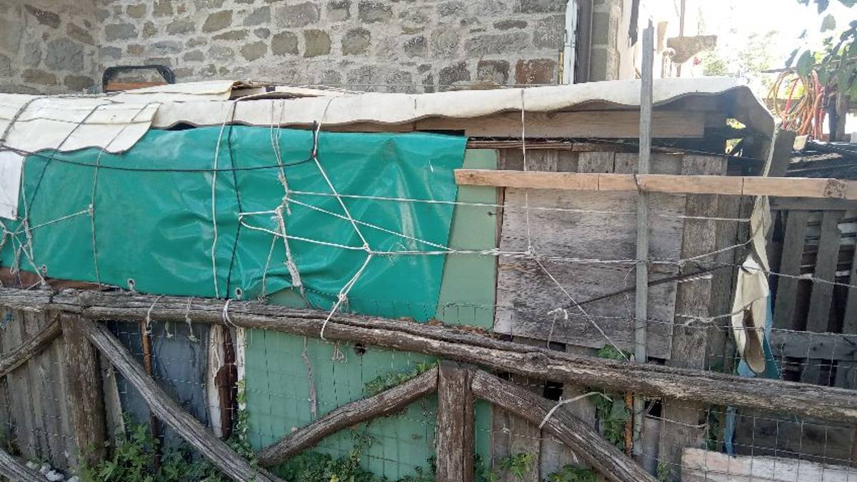 Alfero, la protesta: Minaccia i ragazzini che giocano al parco ed ha creato un abuso edilizio