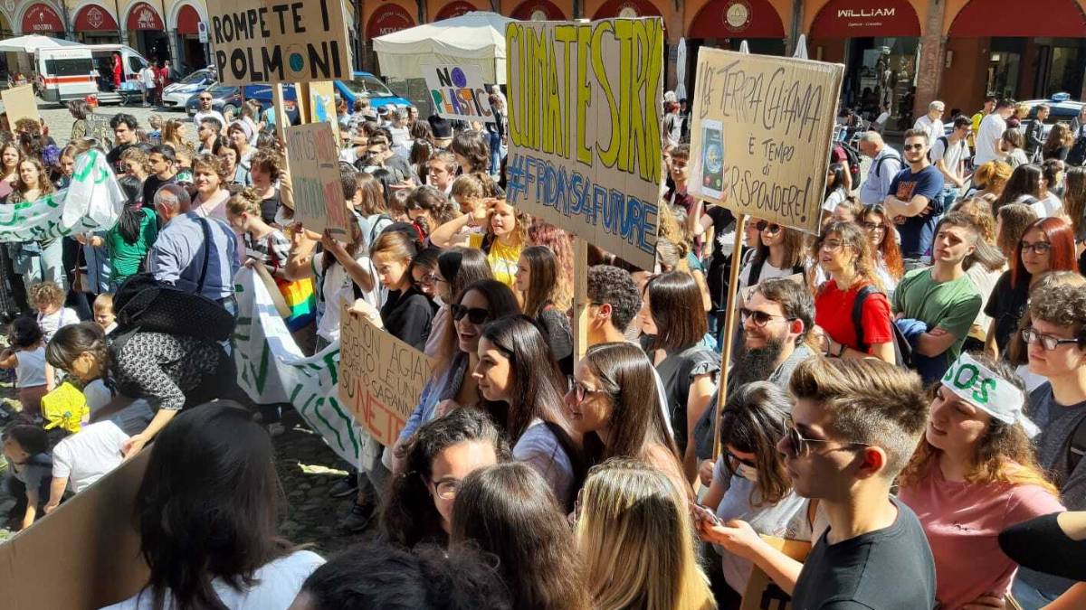 In centinaia in piazza a Cesena per Fridays for future