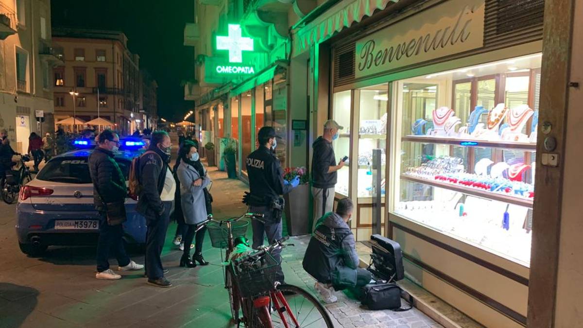 Rapina in centro a Rimini: il titolare spara. Caccia al bandito