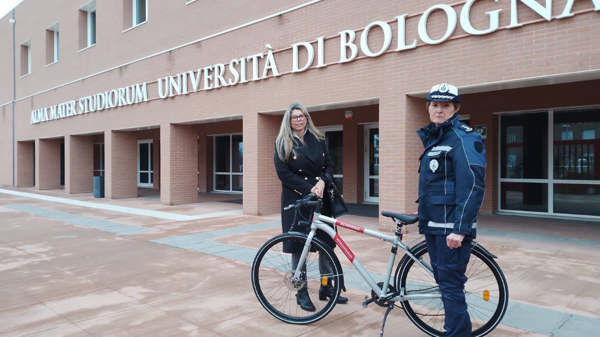 Cesena, ruba una bici del Campus: la Polizia la ritrova all'Abbazia del Monte