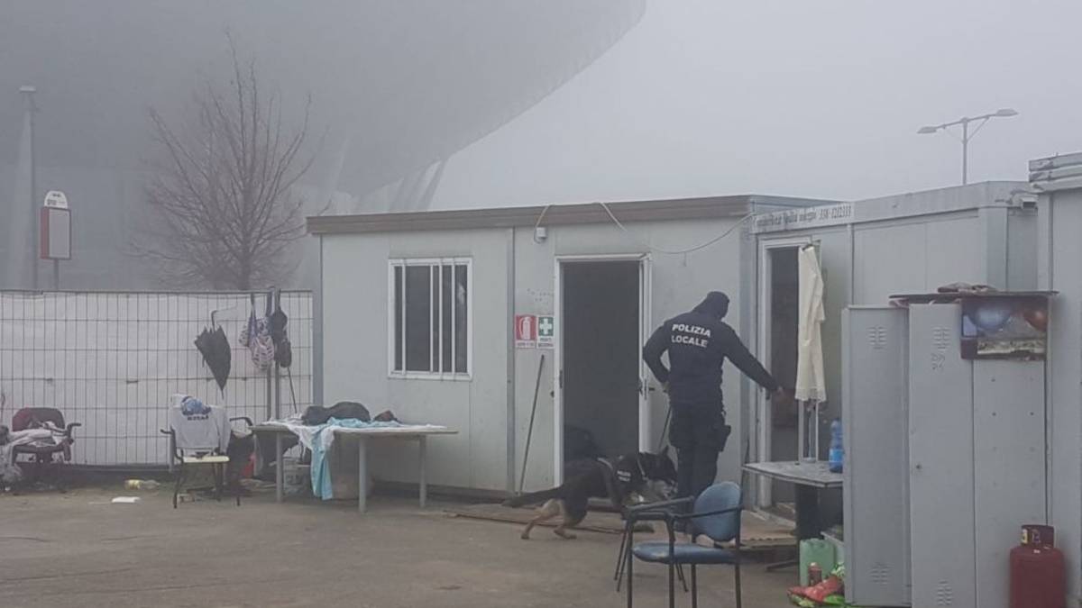 Rimini. Blitz coi cani, sgomberato dormitorio abusivo