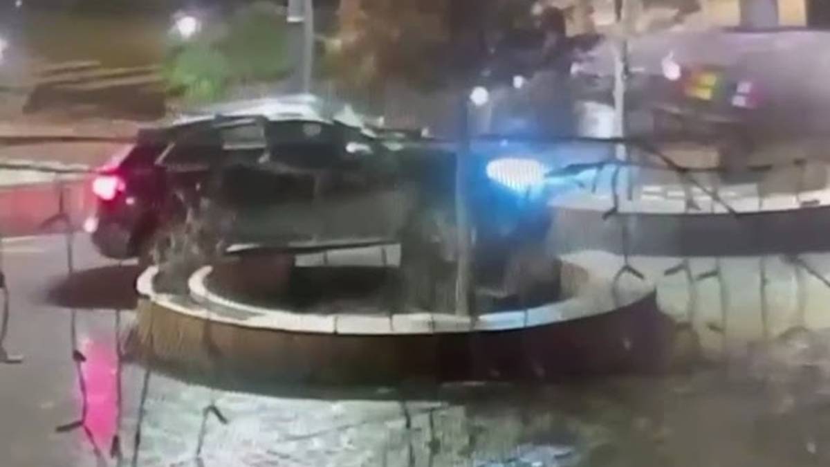 Cesena, si schianta con l'auto nel cuore di Piazza del Popolo e danneggia la statua VIDEO GALLERY