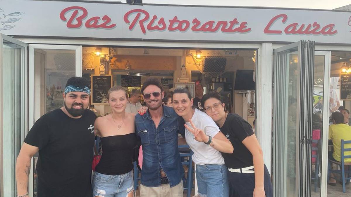 Totò Schillaci dopo il concerto dei Cugini di Campagna si rilassa a Rimini