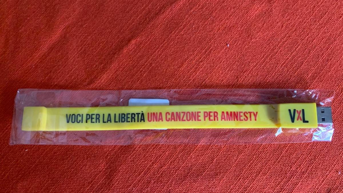 In un braccialetto la compilation per Patrick Zaki e per i diritti umani