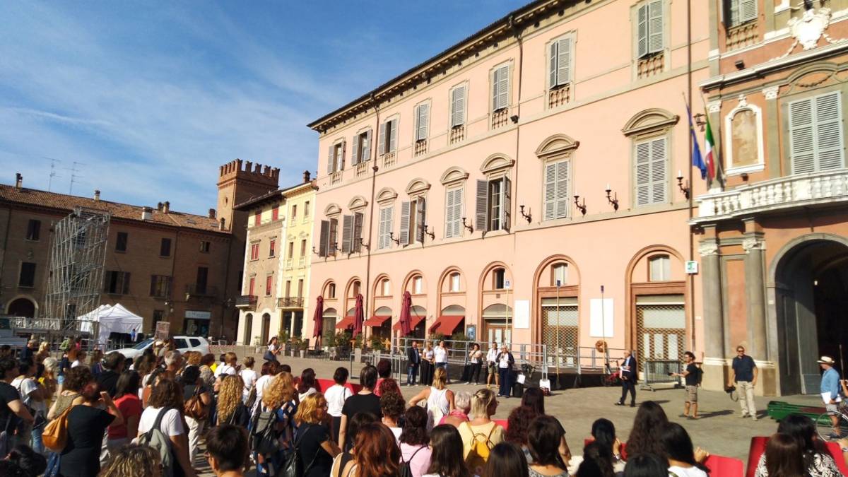 Educatori in piazza a Imola dopo il cambio d'appalto. Il Comune: Vigileremo