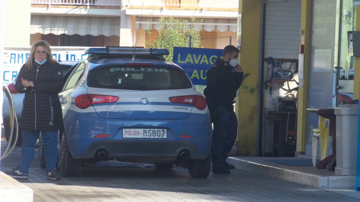 Ravenna, rapina al distributore: colpisce la titolare con un bastone e scappa