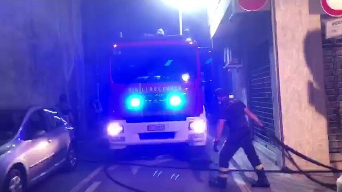 Cesena: fuoco sotto la Galleria Oir, evacuato il palazzo - VIDEO