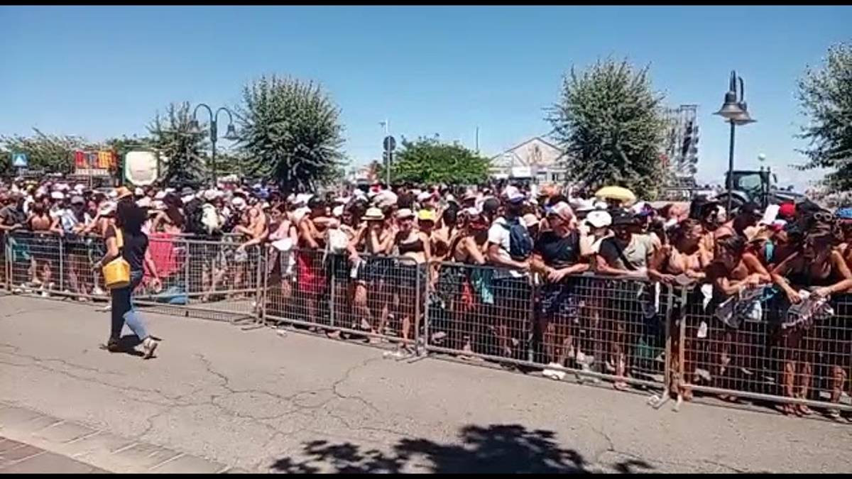 Marina di Ravenna, tutti in fila per il Jova beach party. Cancelli aperti in ritardo per il maltempo. Jovanotti si scusa VIDEO