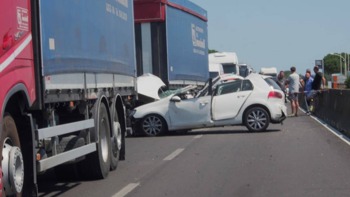 Ravenna, incidente tra un'auto e un camion: traffico bloccato per ore sull'Adriatica