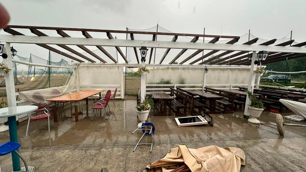 Punta Marina, tromba d’aria colpisce il bagno Federico, devastandolo Gallery