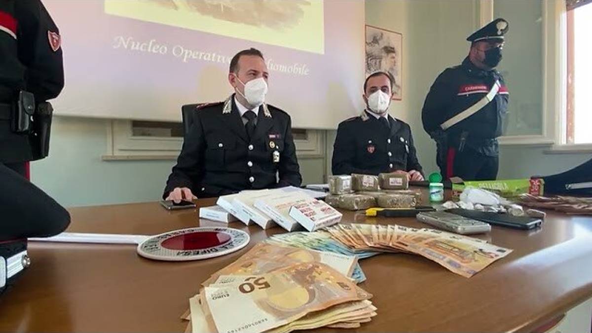 Un chilo di hashish in casa: un arresto a San Mauro Mare