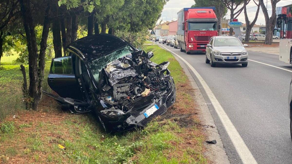 Frontale auto-camion sull'Emilia a Budrio di Cesena