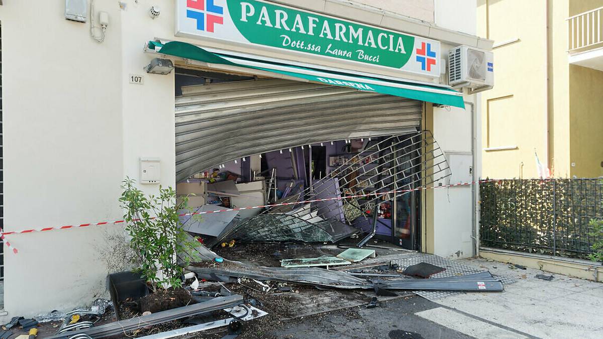 Ravenna, perde il controllo dell'auto e si schianta contro una farmacia