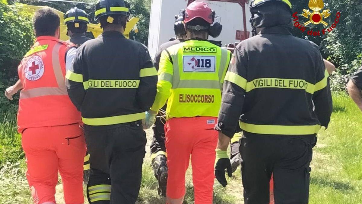 Cesena, una frana lo fa cadere rovinosamente: ciclista in gravi condizioni
