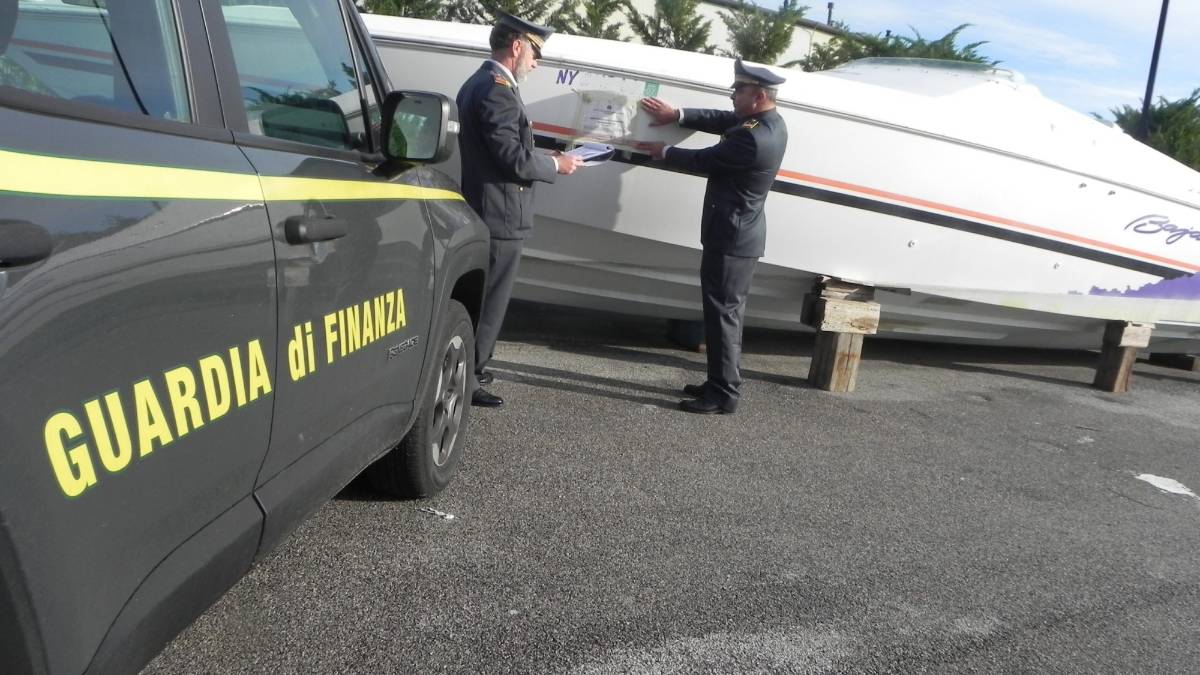 Ravenna, sequestrato motoscafo per evasione tributi sull'importazione