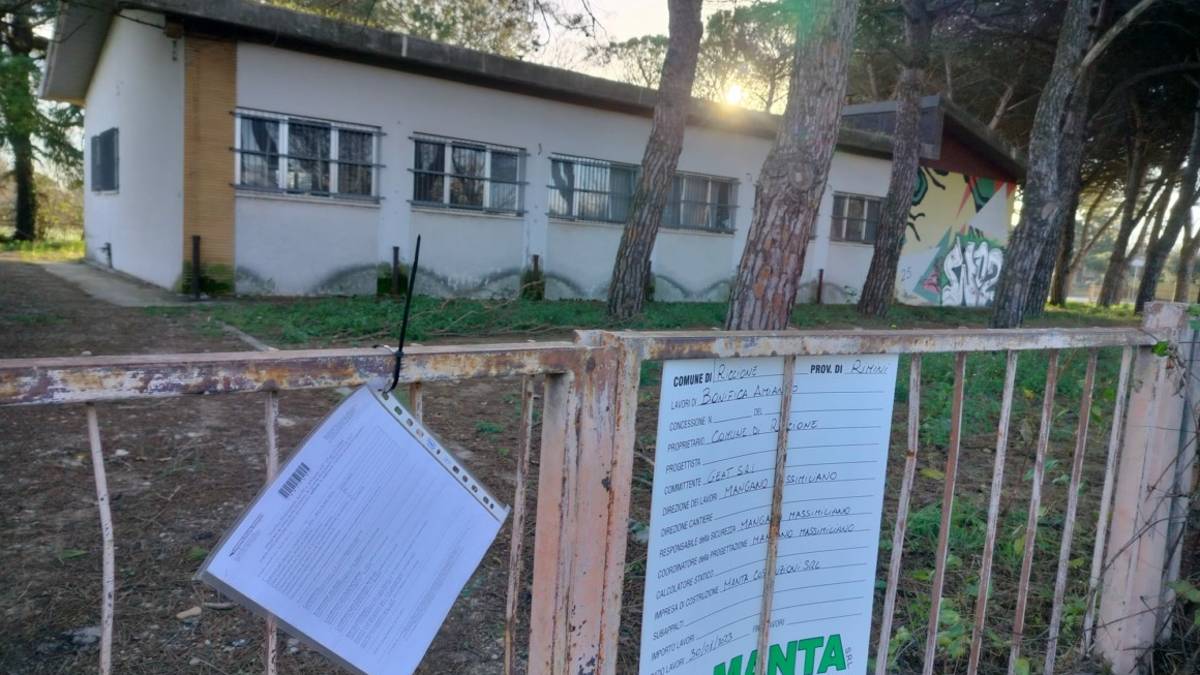 Riccione, amianto: al via la bonifica della vecchia scuola di viale Pavia