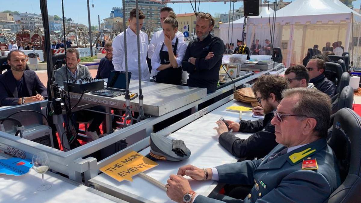 Cattolica, Dinner in the sky non ha le autorizzazioni: saltata l'inaugurazione