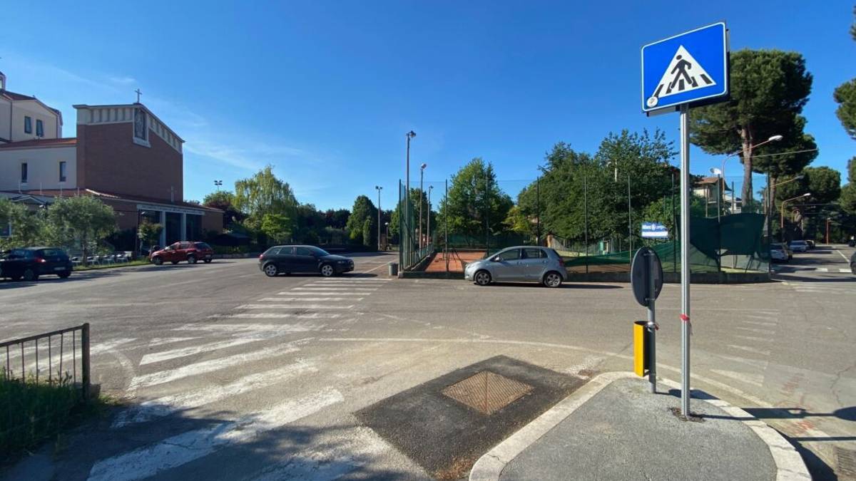 Bastoni e machete: si sfidano a Cesena davanti alla chiesa