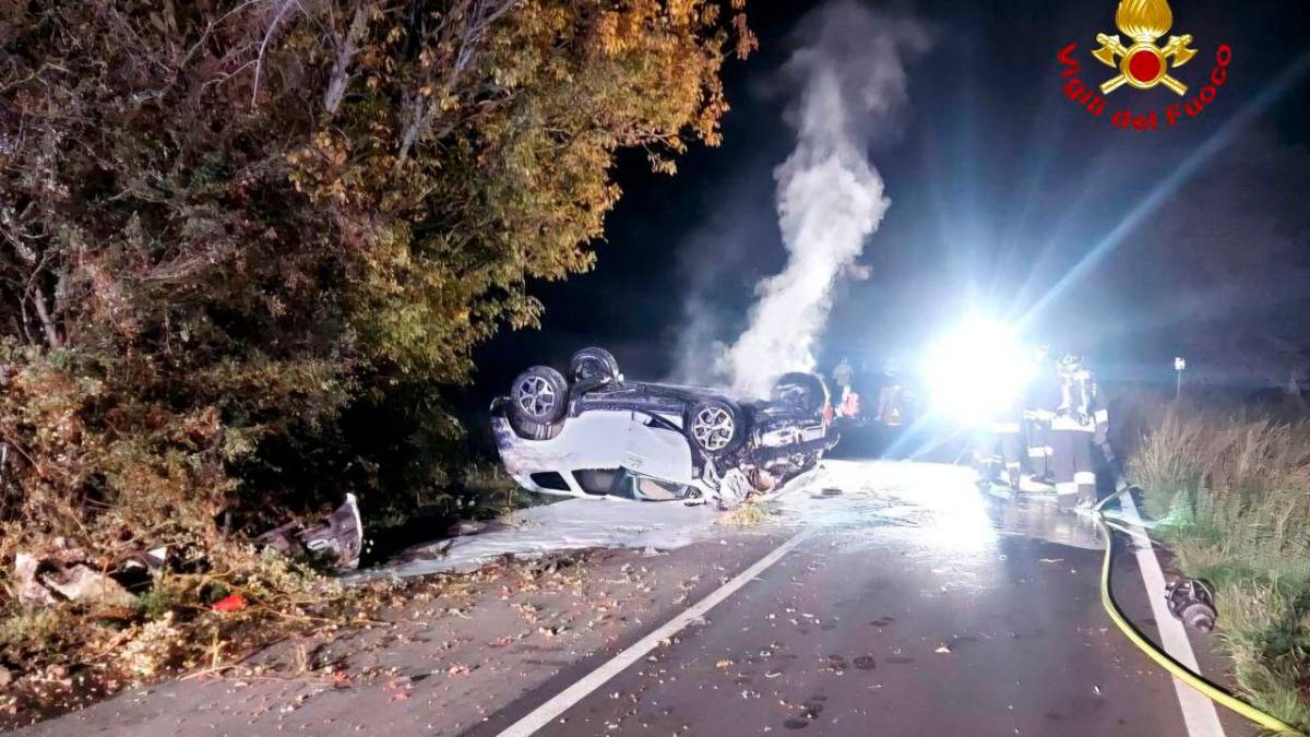 Forlì, esce di strada, si ribalta e l’auto prende fuoco. Automobilista riesce a mettersi in salvo