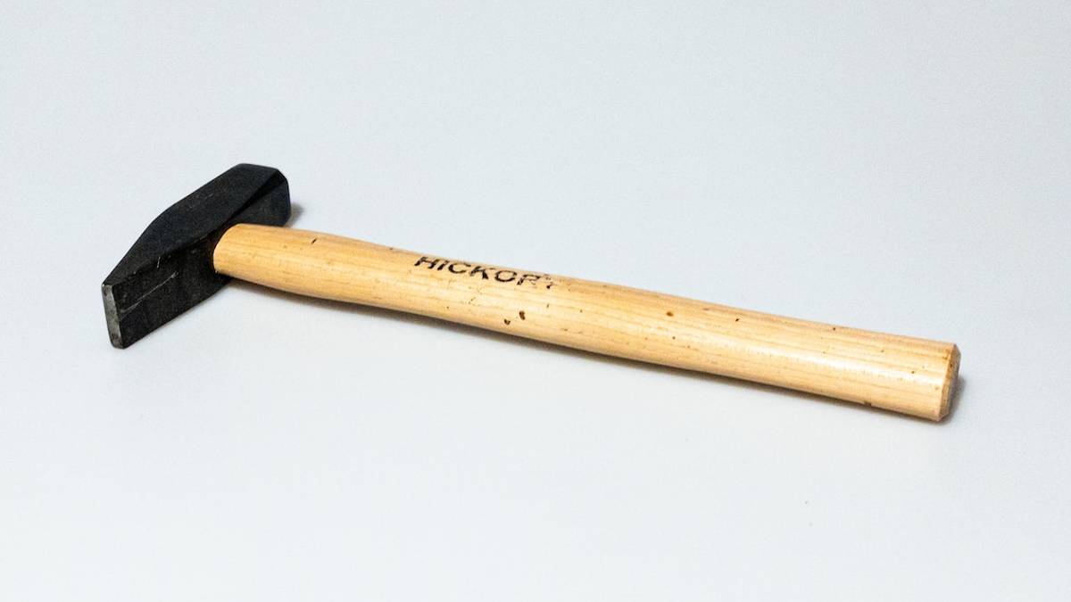 Rimini, col martello in mano entra nell'auto di una donna e tenta di rapinarla: arrestato