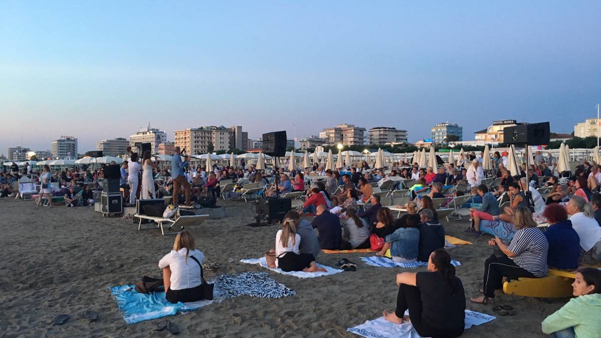 Albe in controluce a Riccione, con la voce di Frida Neri