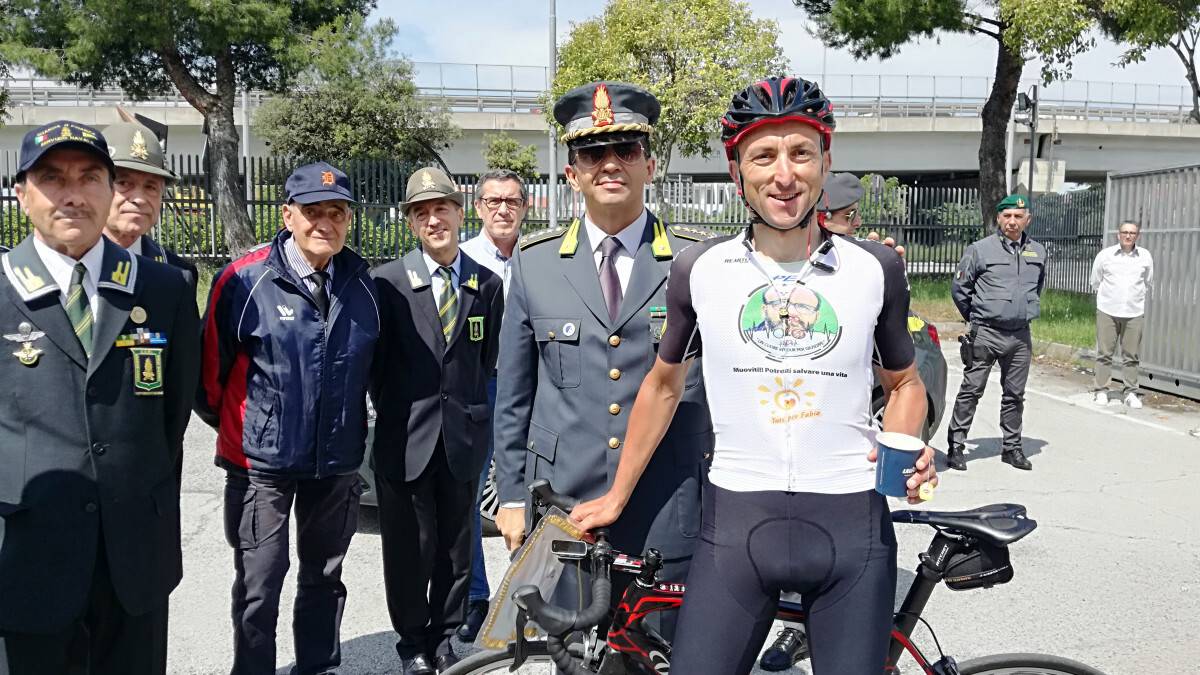 Rimini, attraversa l'Italia in bici per ricordare un collega scomparso