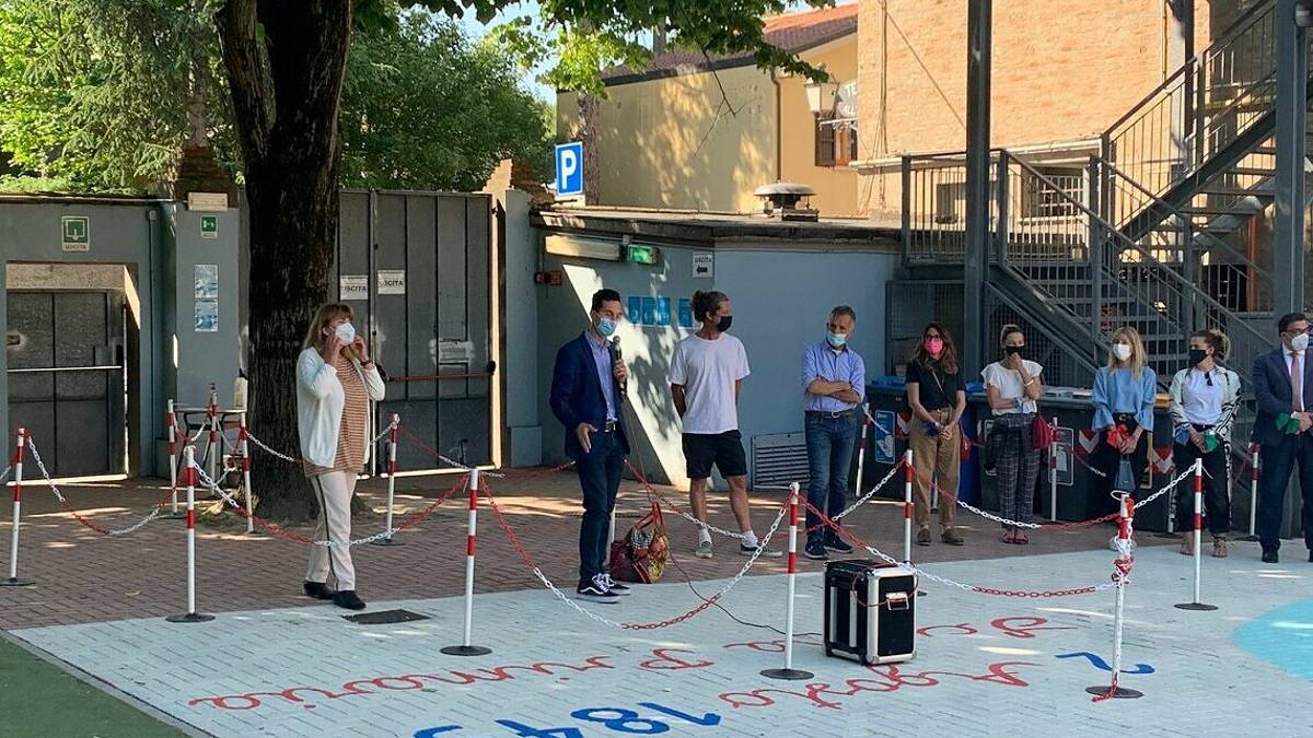 Cesenatico, un'opera d'arte colora la scuola Saffi