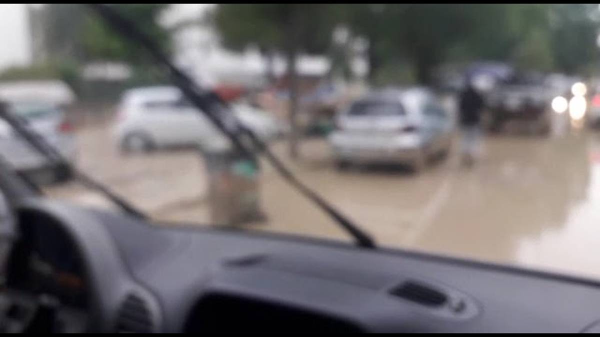Faenza, fango e pioggia complicano la ripartenza in via Orto Bertoni VIDEO