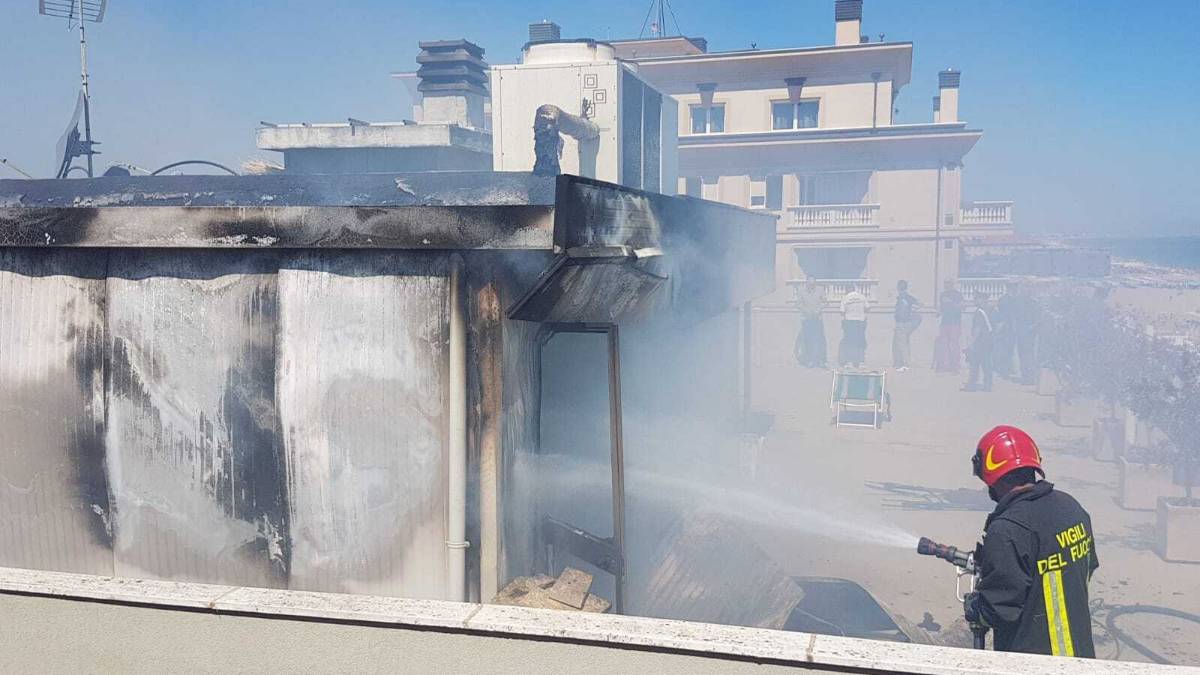 Misano, incendio in un hotel. Ci sono dei feriti. Il video