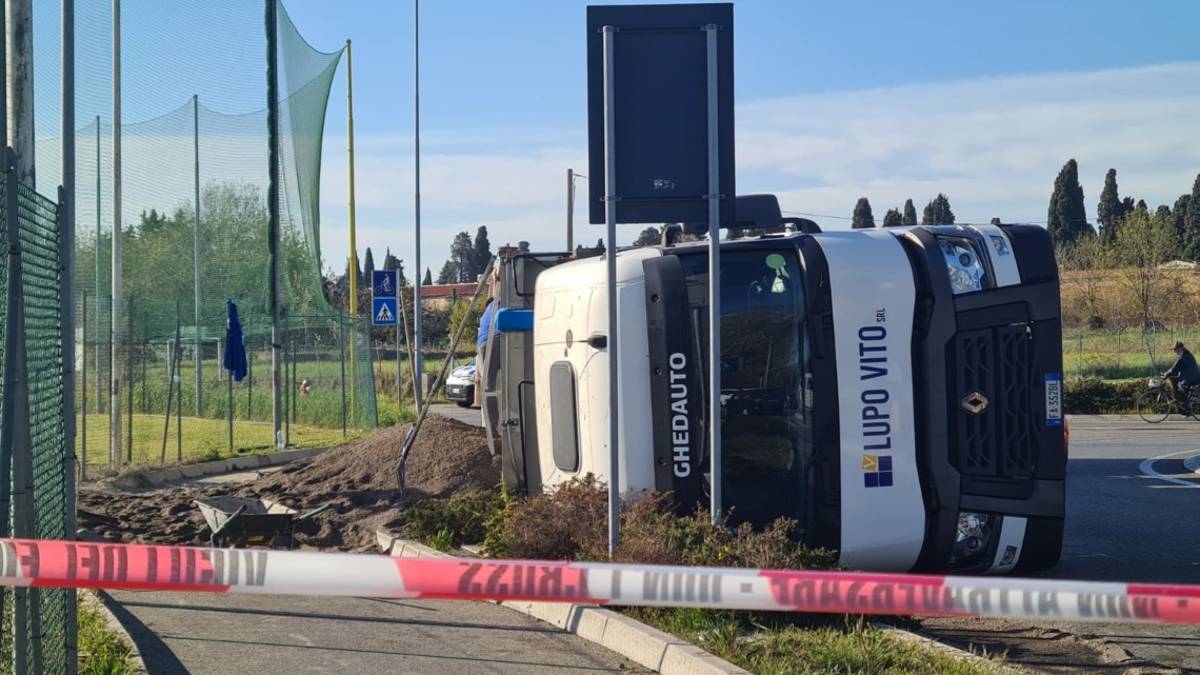 Rimini, camion si ribalta con un carico di terra - Gallery