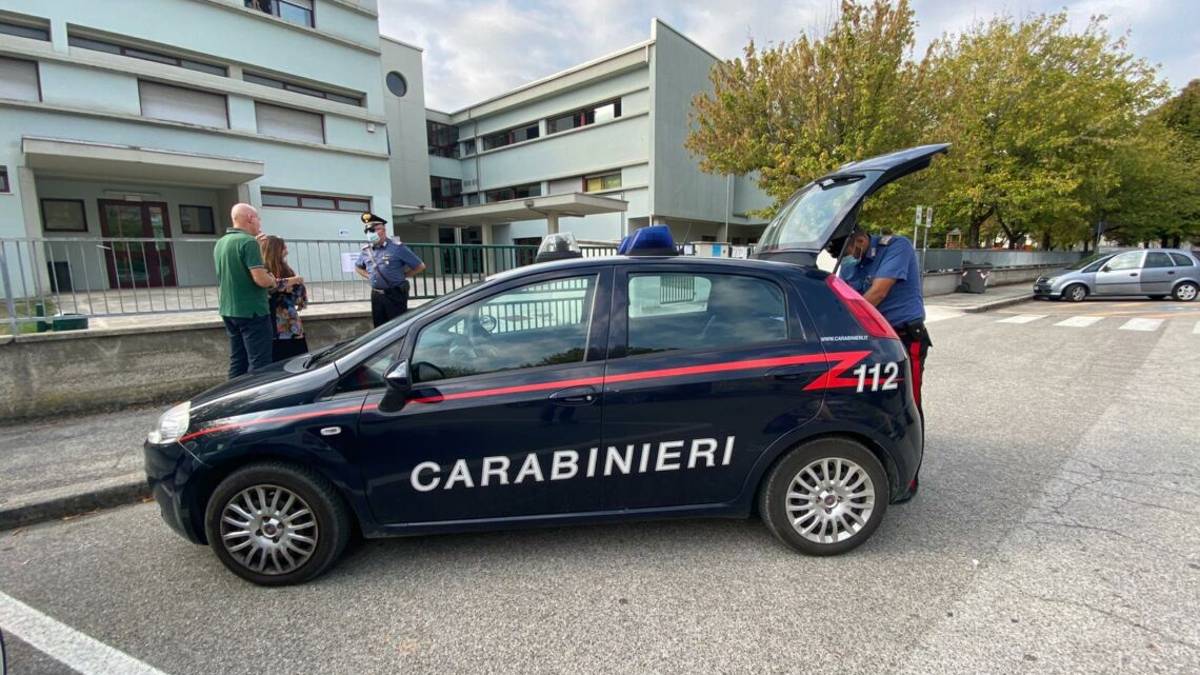Cesena, forze dell'ordine a scuola per l'entrata senza mascherina