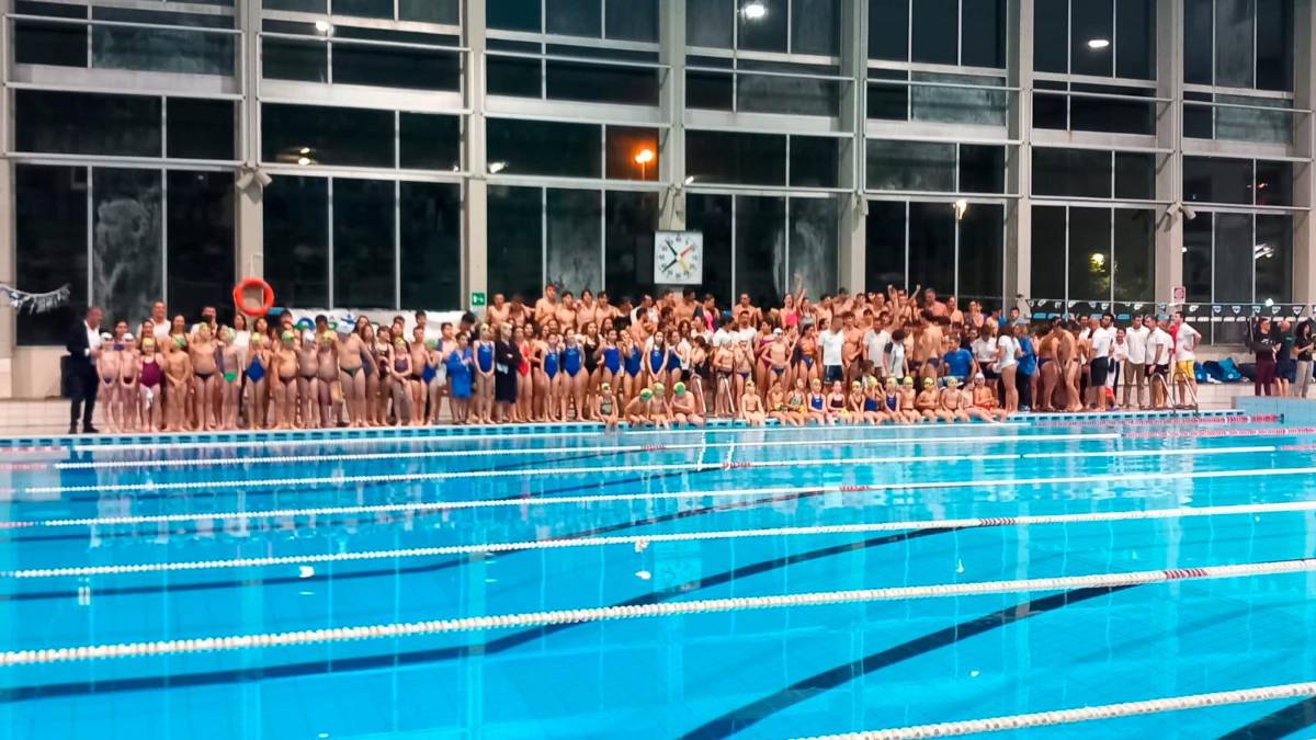 La foto di gruppo per tutti i protagonisti dell’Imolanuoto alla piscina del Ruggi