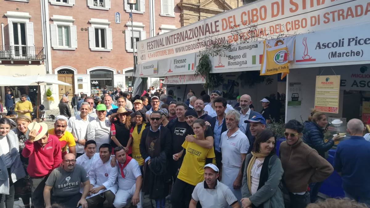 Cesena, il connubio arte e cibo porta in strada 100mila persone